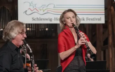 Reiner Wehle und Sabine Meyer mit ihrer Klarinettenklasse aus Lübeck